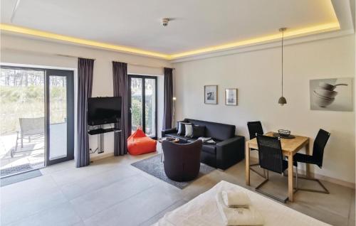 ein Wohnzimmer mit einer Couch und einem Tisch in der Unterkunft Baltic in Binz