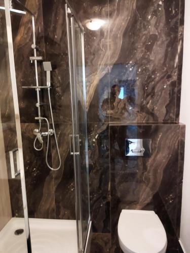 Bilik mandi di Apulum Apartment