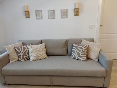 Ruang duduk di Apulum Apartment