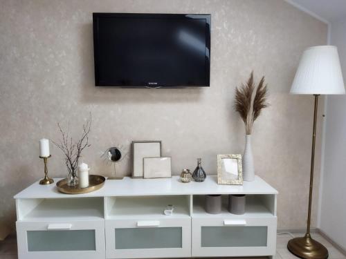 Televisyen dan/atau pusat hiburan di Apulum Apartment