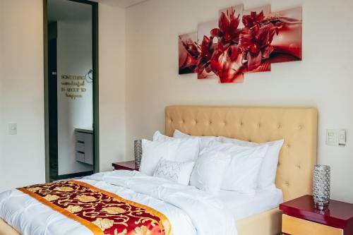 Postel nebo postele na pokoji v ubytování Poblado, Great Location, Luxury building