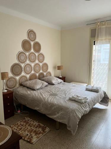 a bedroom with a large bed with a large wooden headboard at appartement ideal centre historique in L'Escala