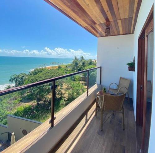 a balcony with a table and a view of the ocean at Beach Eco Stays Hotel Boutique Lagoinha in Paraipaba