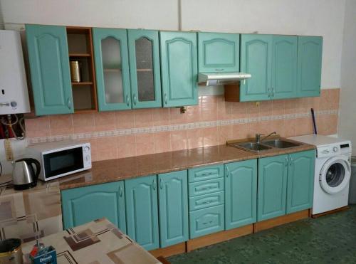 Η κουζίνα ή μικρή κουζίνα στο Rooms in the center of Lviv