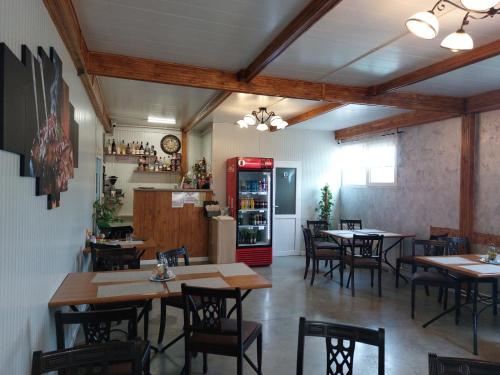Restoran atau tempat lain untuk makan di Cazare La Maria