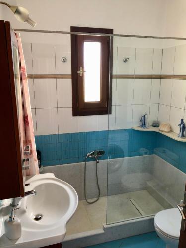ein Badezimmer mit Dusche, Waschbecken und Badewanne in der Unterkunft Dea House in Finikas