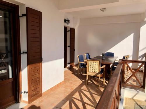 Dea House في فينيكاس: غرفة طعام مع طاولة وكراسي