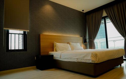a bedroom with a large bed and a large window at Suasana Lifestyle Suites by Keystone in Johor Bahru