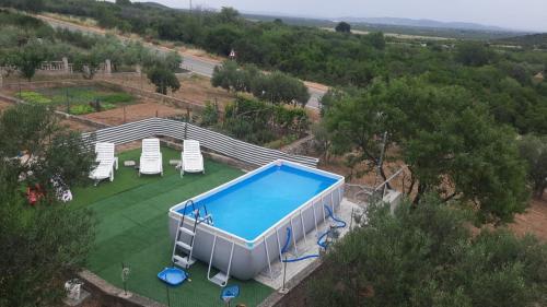 uma vista superior de uma piscina num quintal em Apartman Stipe em Gaćelezi