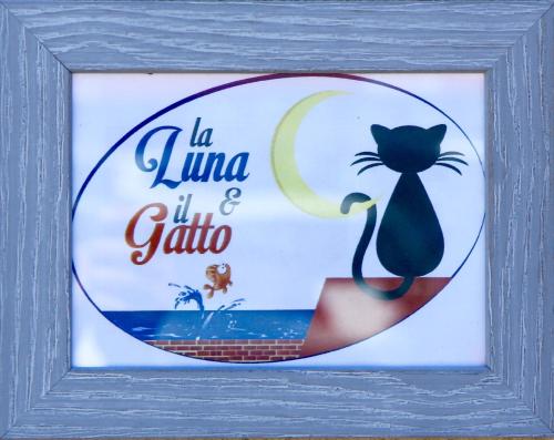 a picture of a black cat in a picture frame at Casa Clio in Favignana