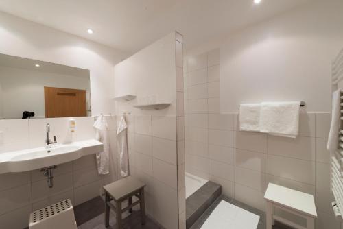 Ванная комната в Hotel Gasthof Zum Storch