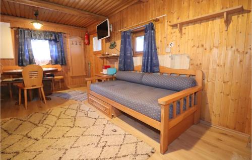 ein Schlafzimmer mit einem Bett und ein Esszimmer mit einem Tisch in der Unterkunft Amazing Home In Vordernberg With House A Mountain View in Vordernberg