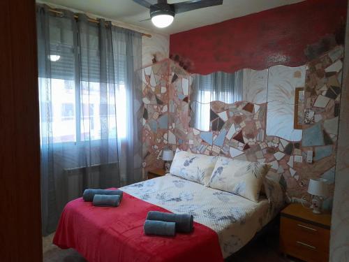 um quarto com uma cama grande e um cobertor vermelho em Alojamiento Castelar em Sotillo de la Adrada