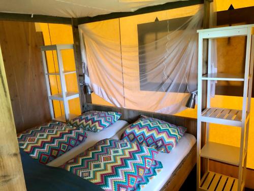 Un pat sau paturi într-o cameră la Safaritent Zilverreiger