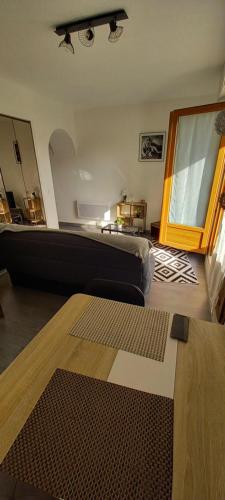 "La Dolce Vita" Studio cosy avec balcon في بو: غرفة نوم مع سرير وسجادة على الأرض