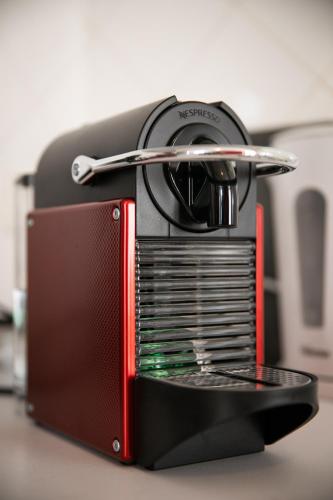 Un grille-pain est installé au-dessus d'une table. dans l'établissement Appartement T2 hyper centre à Périgueux 1 chambre Lou Chabrol, à Périgueux