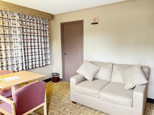 a living room with a couch and a table at Viking Arms Inn - Ludington in Ludington