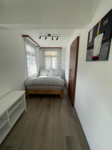 a bedroom with a bed and a window at Moderne einzigartige Wohnung in Altdorf in Altdorf