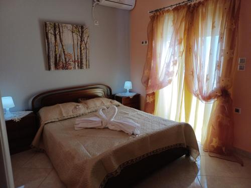 - une chambre dotée d'un lit avec un oriel dans l'établissement Deluxe Sophia`s Penthouse Apartment, à Karpathos