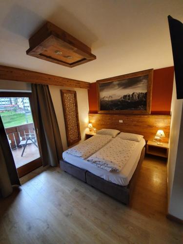 Un pat sau paturi într-o cameră la Garni Eden Bed and breakfast