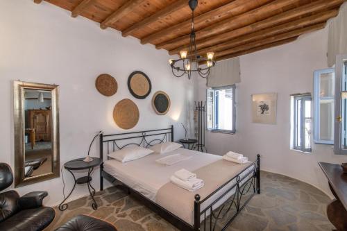 a bedroom with a bed and a chair in a room at Sylvia House in Arnados