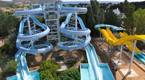 - une vue aérienne sur un toboggan aquatique dans un parc aquatique dans l'établissement Studio L'Etoile Provençale, à Saint-Cyr-sur-Mer