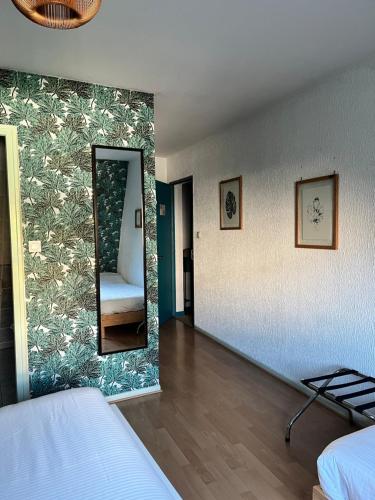 Ένα ή περισσότερα κρεβάτια σε δωμάτιο στο Hôtel Le Thurot- Dijon Centre Gare