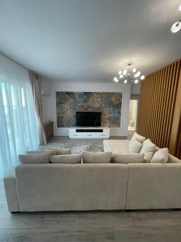 那沃達里的住宿－Luxury relax Mamaia Nord，带沙发和平面电视的客厅