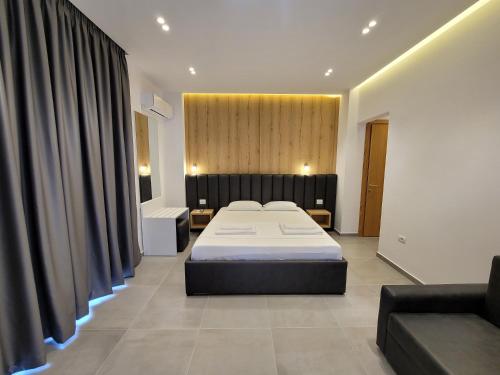 una camera con un grande letto e un divano di Vila Anxhelo a Ksamil