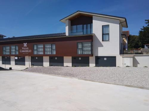 un edificio con una entrada delante de él en Villas Camargo.suites en Camargo