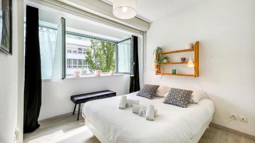 Un pat sau paturi într-o cameră la HOMEY CYCY - NEW / Free Parking / Hyper-centre / Proche Genève