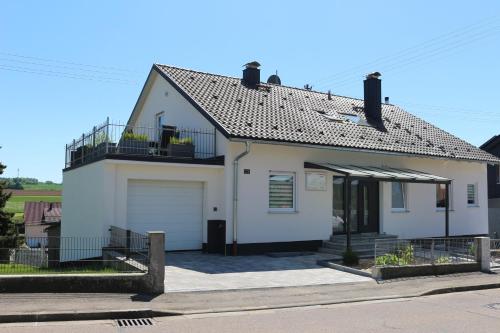 a white house with a garage at Ferienwohnung Kondic in Burgau
