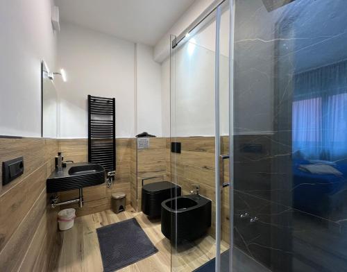 La salle de bains est pourvue d'une douche et d'un lavabo. dans l'établissement Apartment Marco, à Teramo