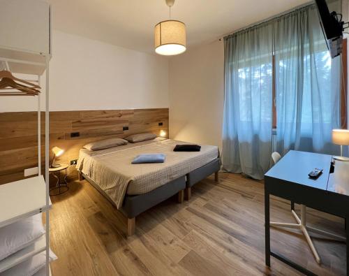 - une chambre avec un lit et une grande fenêtre dans l'établissement Apartment Marco, à Teramo