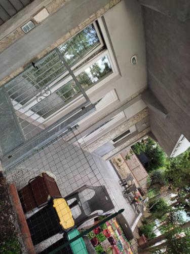 een woonkamer met een raam bij Villa Paoletti, appartamento confortevole nel cuore di Gradara in Gradara