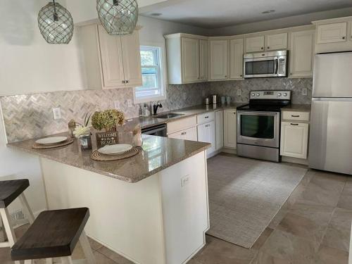 A kitchen or kitchenette at Shore Drive - 2 Bedroom/2 Bath/Bunk/Queen Oasis