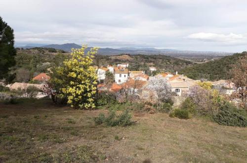 uitzicht op een stad vanaf een heuvel bij Maison chaleureuse au coeur des Aspres in Camélas