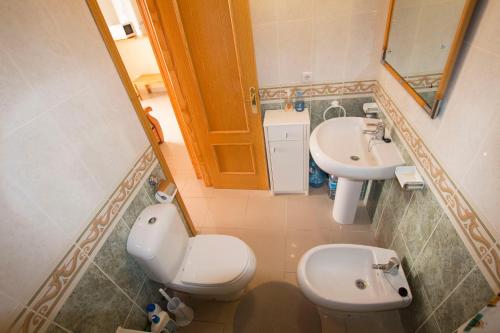 ein kleines Bad mit WC und Waschbecken in der Unterkunft Bonito apartamento cerca de la playa, planta alta. in Cala de Finestrat