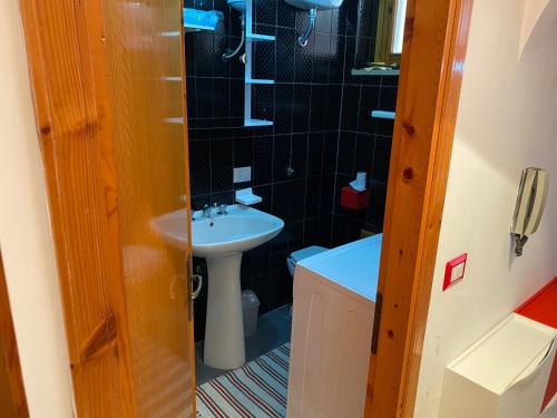 ein kleines Bad mit einem Waschbecken und einem WC in der Unterkunft Un Raggio di Sole in Scalea
