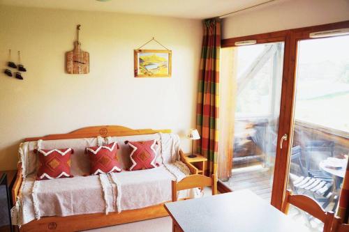 a bedroom with a bed and a sliding glass door at Vue panoramique tout confort 150m pistes commerces et loisirs in Superdevoluy