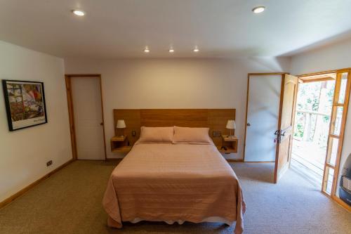 a bedroom with a large bed in a room at La Casa de Carlitos in San José de Maipo