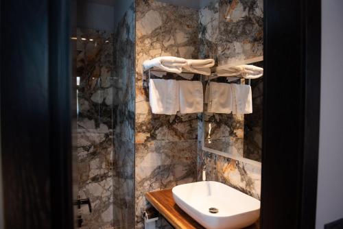 Ett badrum på Toka Hotel Restaurant