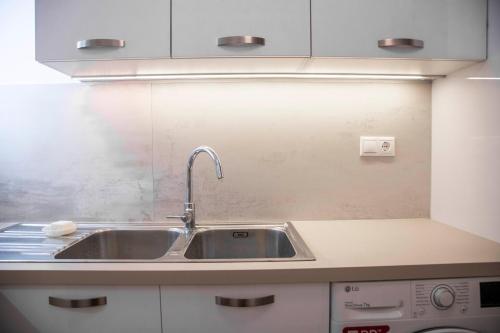 Kuchyňa alebo kuchynka v ubytovaní Konstantinos Stylish Brand New Apt in the heart of Athens