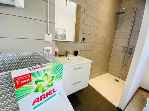 une boîte d'amex sur un comptoir dans une salle de bains dans l'établissement Mon indépendant Wifi Parking Terrasse Un-Séjour-à-Part, à Florange