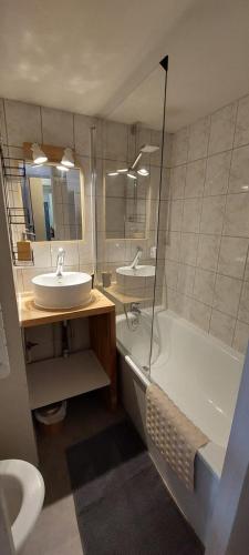 une salle de bain avec un lavabo, une baignoire et des toilettes dans l'établissement Studio avec balcon face à la montagne, à Cauterets