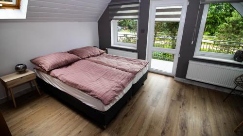 Postel nebo postele na pokoji v ubytování Topolowy Zakątek MAZURY , APARTAMENTY ,KOLONIA RYBACKA-GIŻYCKO