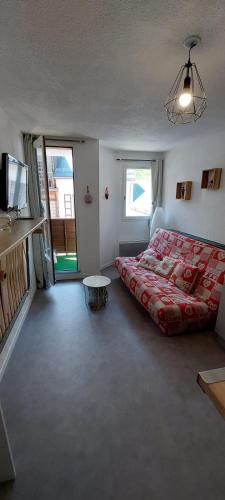 une chambre avec un lit et une télévision dans l'établissement Studio avec balcon face à la montagne, à Cauterets