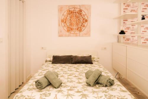1 dormitorio blanco con 1 cama con 2 almohadas en Apartamento Loft con terreno privado y parking compartido - a 800m de Playa Poniente, en Benidorm