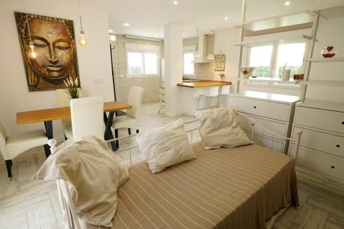 a bedroom with a bed with two pillows on it at Apartamento Loft con terreno privado y parking compartido - a 800m de Playa Poniente in Benidorm