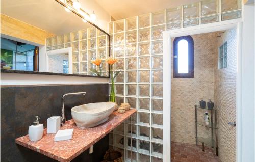 baño con lavabo y una gran pared de azulejos. en Pet Friendly Home In Sineu With Swimming Pool, en Sineu